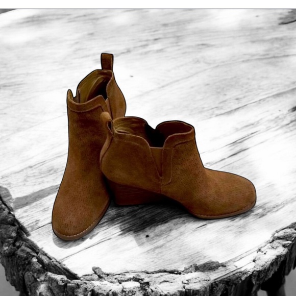 BROWN SUEDE BOOTIES - NEW - Picture 3 of 3